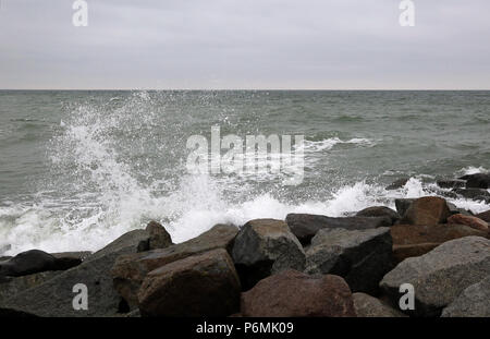 Warnemünde, Wellen, die auf den Felsen brechen Stockfoto