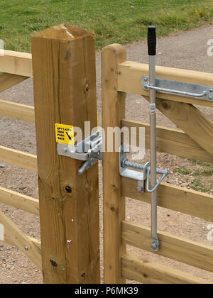 Neues aus verzinktem Metall Zaumzeug Gatterverriegelung Möbelbeschläge auf hölzernen Tor auf Pferd Reitweg, Derbyshire, Großbritannien Stockfoto