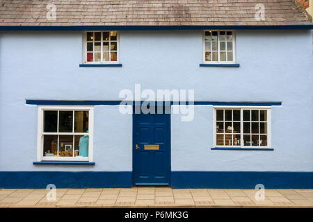 Vor attraktive alte Zwei Ton blau lackiert Haus / Cottage, jetzt Teil von Furten Department Store Shop, Oakham Rutland, England, Großbritannien Stockfoto