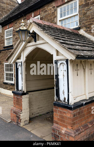 Alte Eingangsportal der Odd House Tavern Pub (jetzt geschlossen) Oakham, Rutland, England, UK. Siehe Alamy K 49G 3J für Foto vor Schließung. Stockfoto