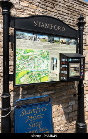 Touristische Informationen und Stadtplan mit Dispenser, Stamford, Lincolnshire, England, Großbritannien Stockfoto