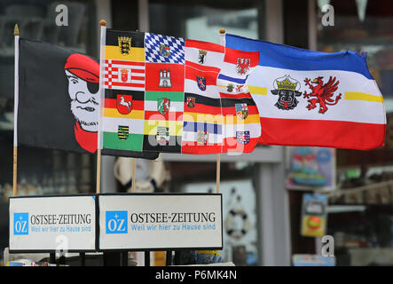 Warnemünde, Piratenflagge, Flagge Mecklenburg-Vorpommern und Flagge des Deutschen Bundelaender Stockfoto