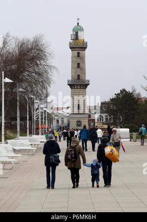 Warnemünde, Menschen auf der Strandpromenade vor dem Leuchtturm Stockfoto