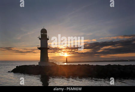 Warnemünde, Leuchttürme am Pier bei Sonnenaufgang Stockfoto