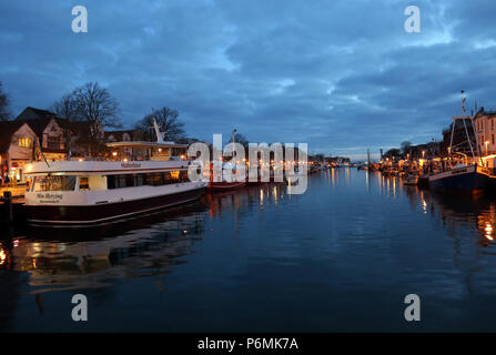 Warnemünde, den Alten Strom in der Blauen Stunde am Morgen Stockfoto