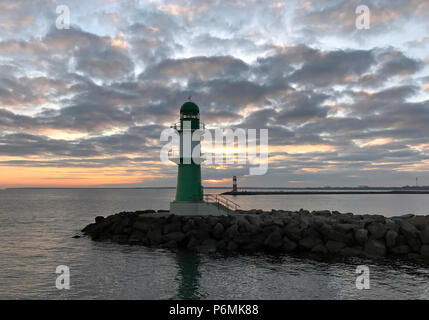 Warnemünde, Leuchttürme am Pier in der Morgendämmerung Stockfoto