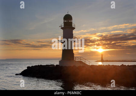 Warnemünde, Leuchttürme am Pier bei Sonnenaufgang Stockfoto