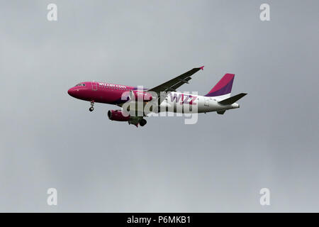 Hannover, Deutschland - Maschine der Fluggesellschaft Wizz Air in der Luft Stockfoto