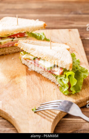 Sandwiches mit Gemüse und Gabel Stockfoto