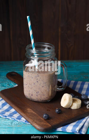 Bild von Kanne mit milchshake mit Stroh Stockfoto