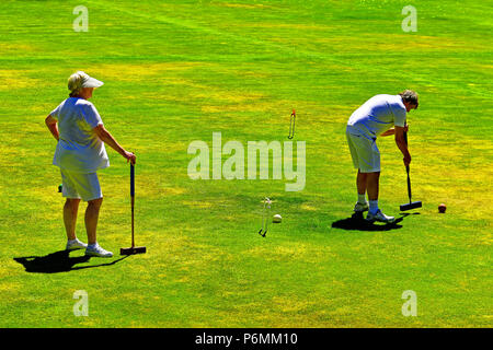 Belsay Hall Croquet Club Match Dame und den Herrn Spieler Stockfoto