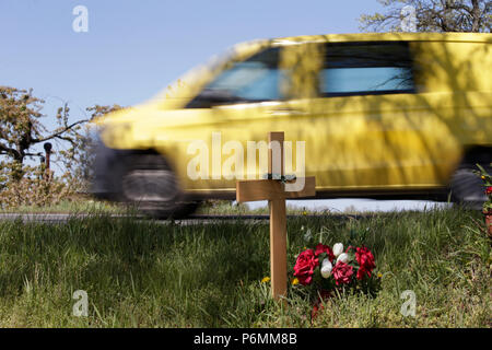 Graditz, Deutschland - Kreuz für einen Verkehr Opfer am Straßenrand Stockfoto