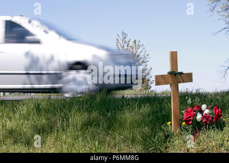 Graditz, Deutschland - Kreuz für einen Verkehr Opfer am Straßenrand Stockfoto