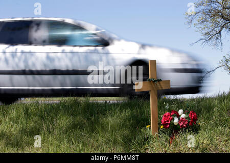 Graditz, Deutschland - Kreuz für einen Verkehr Opfer am Straßenrand Stockfoto