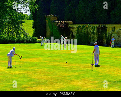 Belsay Hall Croquet Club Match Dame und Herren Spieler Stockfoto