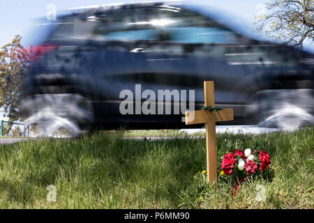 Graditz, Deutschland - Kreuz für einen Verkehr Opfer am Straßenrand Stockfoto