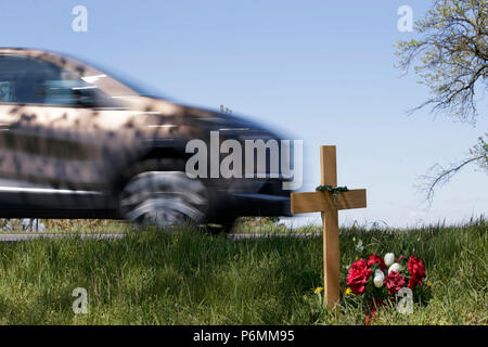 Graditz, Deutschland - Kreuz für einen Verkehr Opfer am Straßenrand Stockfoto