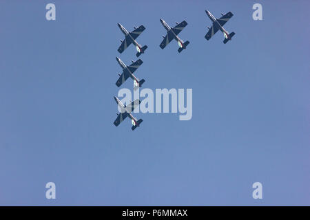 Ein erstaunliches Bild der italienischen Kunstflugstaffel Flugzeug zeigen 'Le Freccie Tricolori" in Arona, Lago Maggiore, Italien Stockfoto