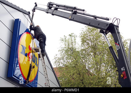 Berlin, Deutschland, Gesellschaft Zeichen der Discounter Lidl an der Fassade eines Store montiert ist Stockfoto