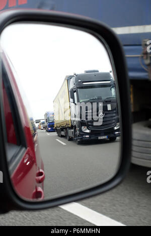 Michendorf, Deutschland, Lkw sind im rechten Außenspiegel des Autos wider Stockfoto