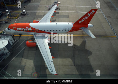 London, Vereinigtes Königreich, Airbus A319 von easyJet am Terminal der Flughafen London Gatwick im Besitz Stockfoto