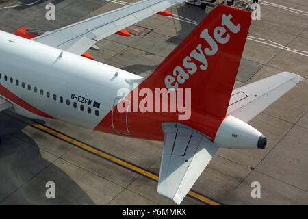 London, Vereinigtes Königreich, hinterer Flügel des Airbus A319 der Fluggesellschaft easyJet Stockfoto