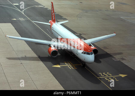 London, Vereinigtes Königreich, Airbus A320 von easyJet Airline auf dem Flughafen London Gatwick taxiway Stockfoto