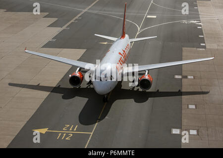 London, Vereinigtes Königreich, Airbus A319 der Fluggesellschaft easyJet auf dem Rollfeld des Flughafen London Gatwick Stockfoto