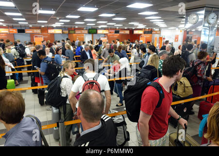 Berlin, Deutschland, Fluggäste kommen an der Check-in von easyJet am Flughafen Berlin-Schönefeld Stockfoto