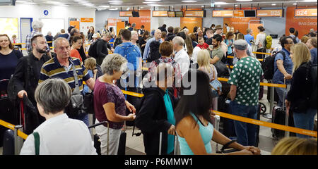 Berlin, Deutschland, Fluggäste kommen an der Check-in von easyJet am Flughafen Berlin-Schönefeld Stockfoto