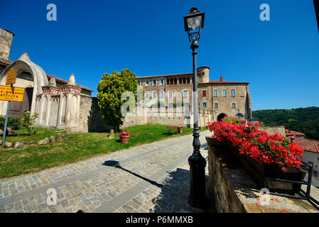 Das Schloss der Grafen Incisa di Camerana in Verkauf San Giovanni, in der Nähe von Ceva, in den Langhe Region, Provinz Cuneo, Piemont, im Nordwesten Italiens. Stockfoto
