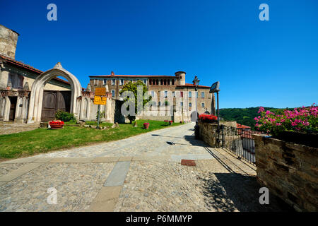 Das Schloss der Grafen Incisa di Camerana in Verkauf San Giovanni, in der Nähe von Ceva, in den Langhe Region, Provinz Cuneo, Piemont, im Nordwesten Italiens. Stockfoto