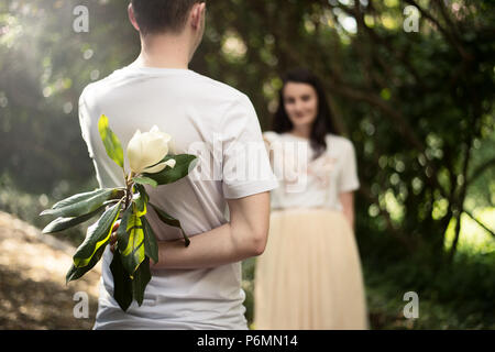 Paar in der Liebe - Beginn einer Liebesgeschichte. Ein Mann und ein Mädchen romantisches Date in einem Park Stockfoto