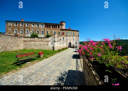 Das Schloss der Grafen Incisa di Camerana in Verkauf San Giovanni, in der Nähe von Ceva, in den Langhe Region, Provinz Cuneo, Piemont, im Nordwesten Italiens. Stockfoto