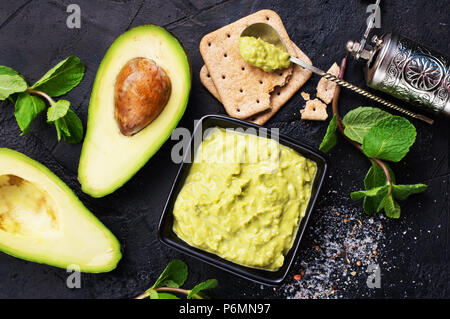 Avocado Sauce mit Kalk in der Schüssel, Sauce in der Schüssel Stockfoto