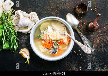 Fischsuppe in Schale, frische Suppe mit Lachs und grünen Stockfoto