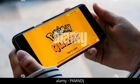 Lincoln, Großbritannien - 06/30/2018: Der Titel für die neue Anwendung Pokemon Quest, etwa durch eine junge Person gespielt werden. Stockfoto