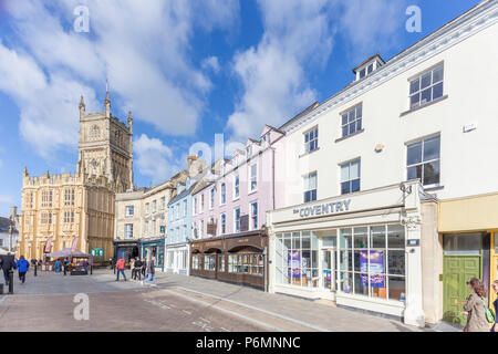 Cirencester Town Center und Kirche St. Johannes der Täufer, Gloucestershire, England, Großbritannien Stockfoto