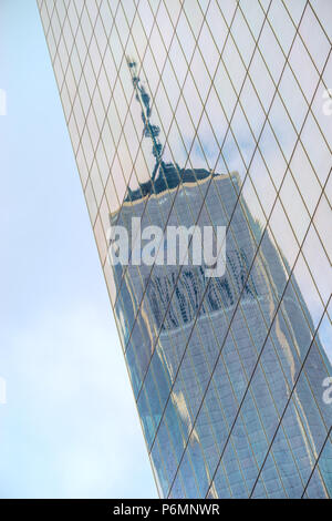 Reflexion des One World Trade Center im Glas claddling des 4 World Trade Center in Manhattan, New York Citye Stockfoto