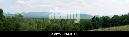 Ein Panorama auf die Landschaft der Adirondack Gebirge östlich der indischen See, NY USA an einem heißen feuchten Sommer Tag. Stockfoto