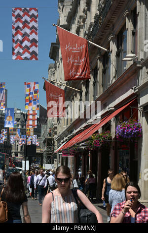 Kunden, Touristen und Mitarbeiter im Büro vorbei das Flaggschiff Hamleys Toy Store in der Regent Street in Central London im Sommer Sonnenschein. Stockfoto