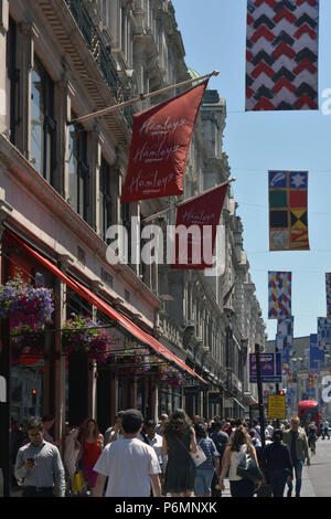 Kunden, Touristen und Mitarbeiter im Büro vorbei das Flaggschiff Hamleys Toy Store in der Regent Street in Central London im Sommer Sonnenschein. Stockfoto