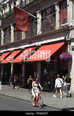 Kunden, Touristen und Mitarbeiter im Büro vorbei das Flaggschiff Hamleys Toy Store in der Regent Street in Central London im Sommer Sonnenschein. Stockfoto