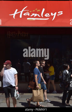 Kunden, Touristen und Mitarbeiter im Büro vorbei das Flaggschiff Hamleys Toy Store in der Regent Street in Central London im Sommer Sonnenschein. Stockfoto