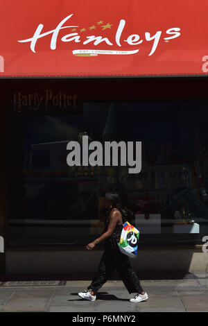 Kunden, Touristen und Mitarbeiter im Büro vorbei das Flaggschiff Hamleys Toy Store in der Regent Street in Central London im Sommer Sonnenschein. Stockfoto