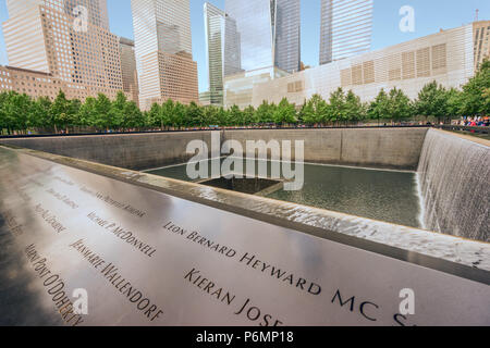 Denkmal in Erinnerung an die Twin Towers Opfer in Lower Manhattan, New York City Stockfoto