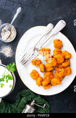 Gebratene breadcrumb abgedeckt Hühnchen Popcorn auf Platte mit Sauce Stockfoto