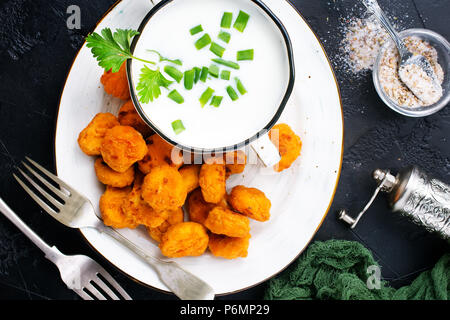 Gebratene breadcrumb abgedeckt Hühnchen Popcorn auf Platte mit Sauce Stockfoto