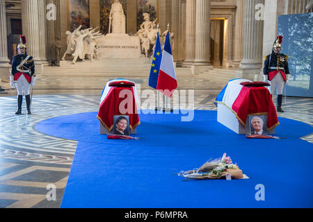 Die Särge der Toten während der Zeremonie. Zum Begräbnis des früheren französischen Politiker und Holocaust-Überlebenden Simone Veil und ihr Ehemann Antoine Schleier am Pantheon in Paris. Ehemalige Gesundheitsministerin Simone Veil, der am 30. Juni übergeben, 2017 wurde er Präsident des Europäischen Parlaments und einer der am meisten verehrten Frankreichs Politiker, indem sie sich für das Gesetz 1975 zur Legalisierung der Abtreibung in Frankreich. Stockfoto