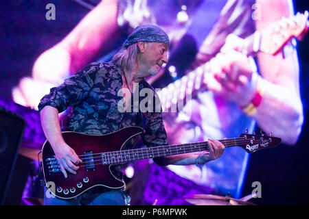 Deep Purple Bassist Roger Glover führt. Deep Purple band bei tauron Arena Krakau führt als Teil der Farewell Tour, der lange Abschied Tour. Stockfoto